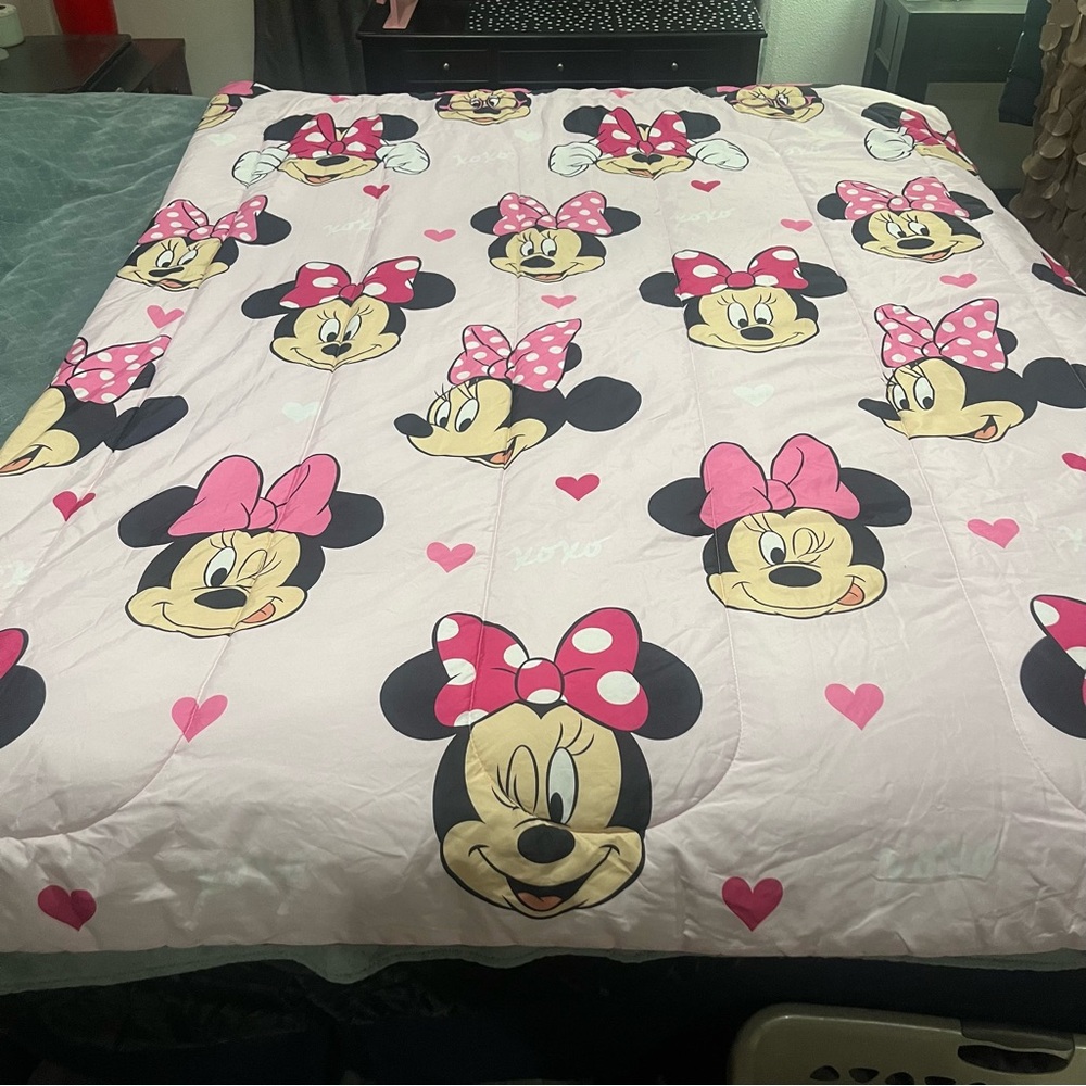 NWOT Disney Pink Comforter‎ with Minnie Mouse Design